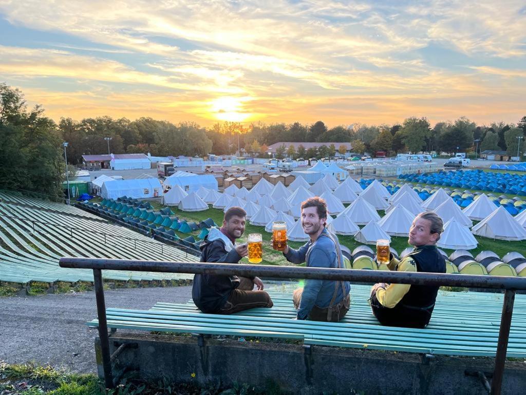 Готель Festanation Oktoberfest Camp #2 Мюнхен Екстер'єр фото